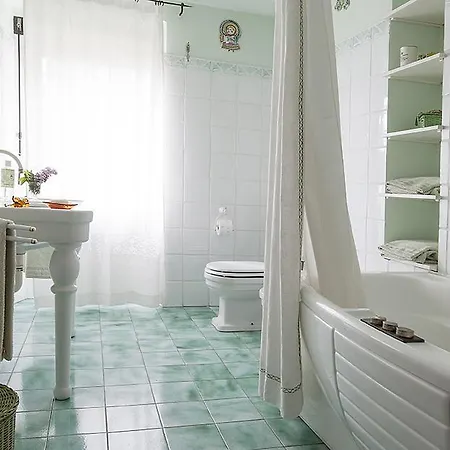 La Casa Gialla לינה וארוחת בוקר 4*