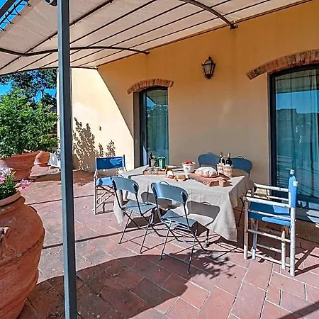 La Casa Gialla Bed & Breakfast 4*