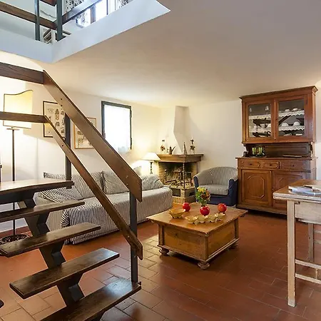 לינה וארוחת בוקר La Casa Gialla 4*